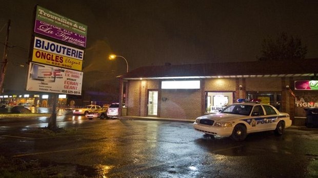 Une bijouterie dévalisée par des voleurs armés de machettes