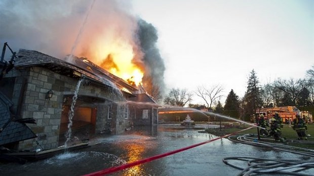 Une luxueuse résidence de Laval-sur-le-Lac est détruite par un violent incendie