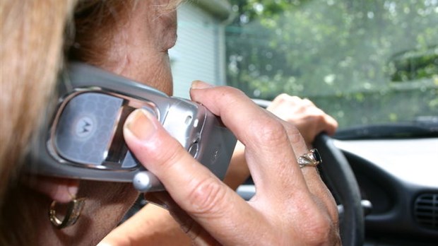 Sécurité routière : les policiers vont tenter de prendre les utilisateurs de cellulaire au volant en flagrant délit
