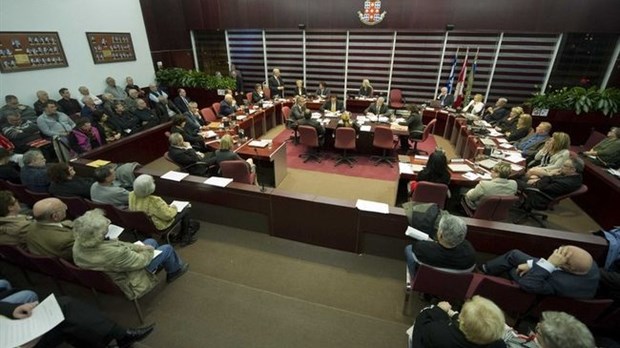 Laval: Québec nomme deux vérificateurs