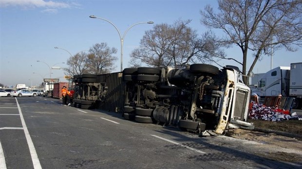 Des boissons gazeuses bloquent le boulevard Industriel