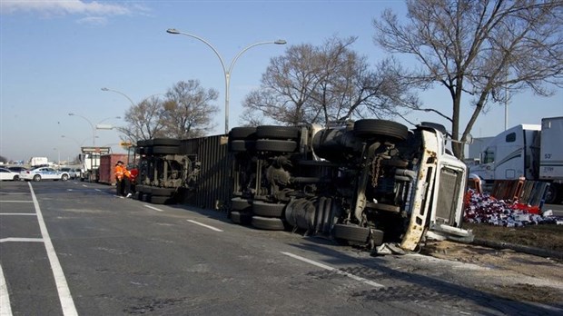 Des boissons gazeuses bloquent le boulevard Industriel