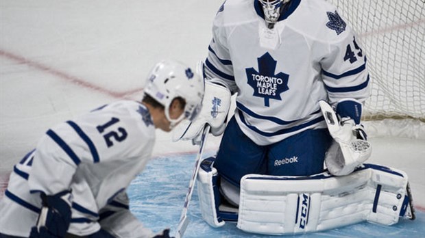 Jonathan Bernier se dresse devant les Flyers