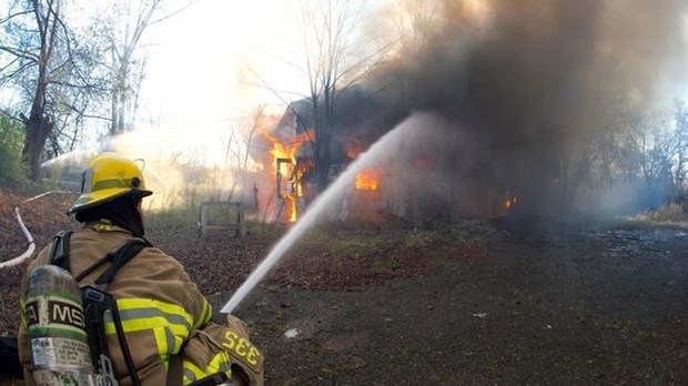 Une grange abandonnée flambe à Auteuil