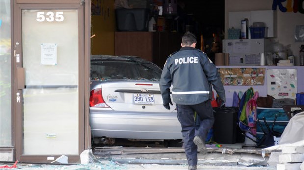 Accident à la garderie : la voiture n’était pas stationnée devant la vitrine