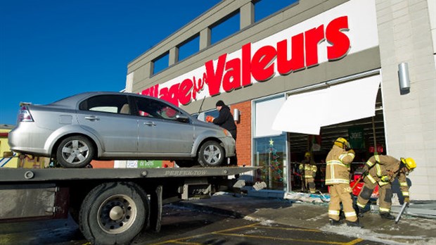 Une voiture défonce la vitrine d'un Village des Valeurs