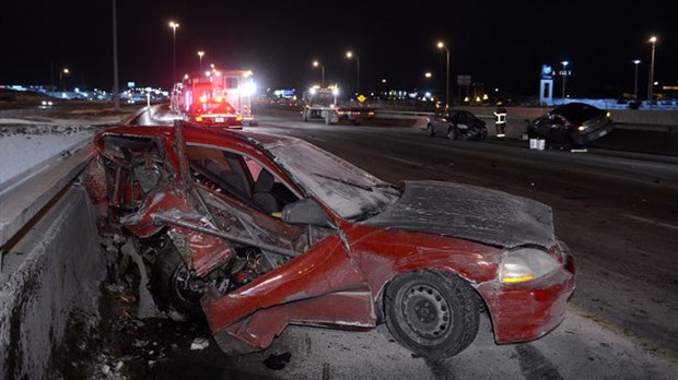 Un véhicule immobilisé sur l’A-440 cause un accident