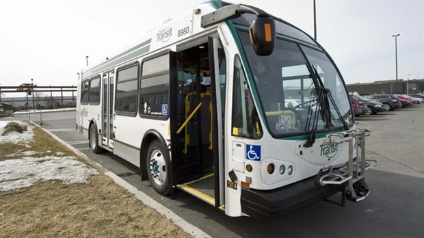 Le minibus débarque en ville