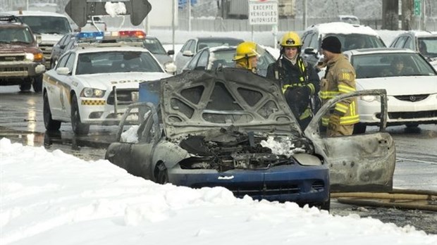 Une voiture en flamme cause un bouchon de circulation