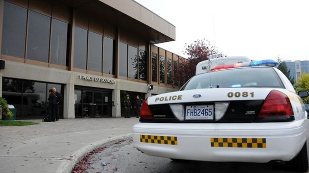 Laval : hôtel de ville sous écoute