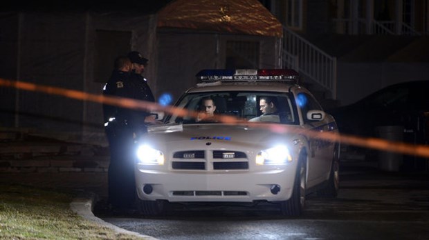 Un homme meurt sous les balles à Laval
