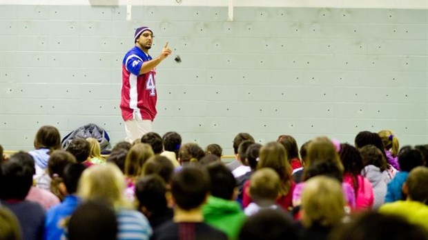 Des joueurs des Alouettes encouragent des étudiants lavallois