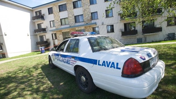 Un homme met le feu à son logement