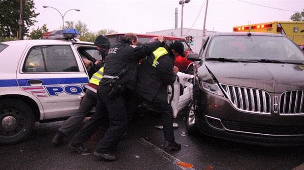 Collision à Laval : un véhicule de la police est impliqué