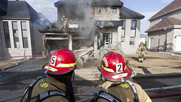 Une résidence de Laval ravagée par les flammes