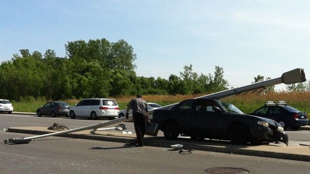 Un automobiliste emboutit un lampadaire