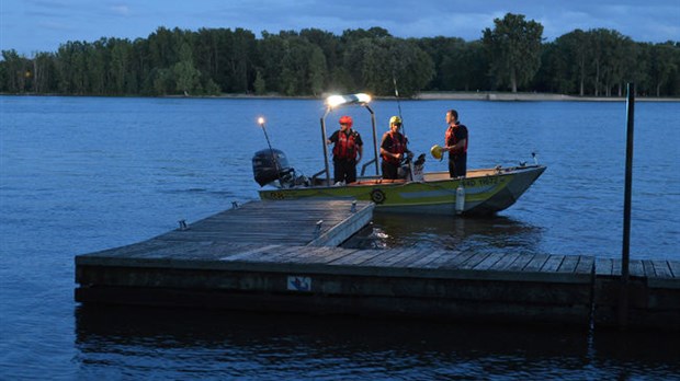 Laval : une femme se noie en tentant d'aller récupérer ses sandales dans l'eau