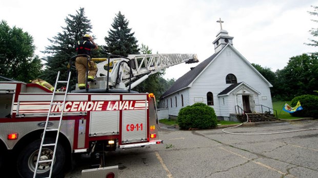 Une église est la proie des flammes à l’île Bigras