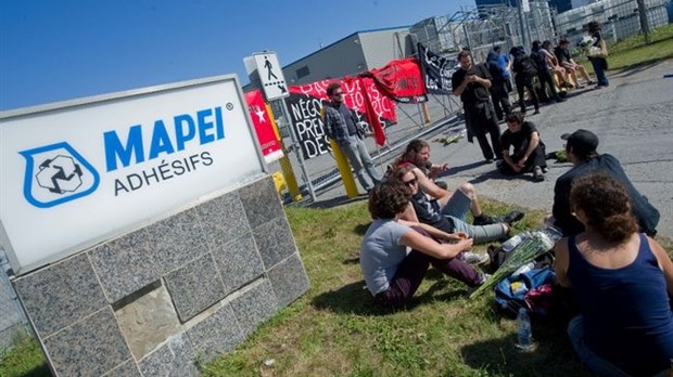 Des militants bloquent l'accès à l'usine de MAPEI à Laval