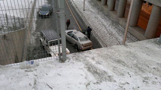 Laval : deux hommes blessés et interpellés après un accident spectaculaire