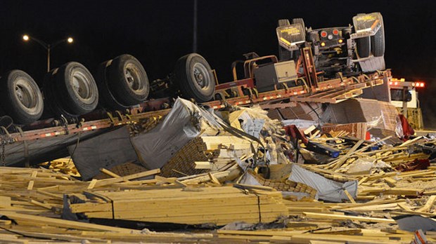 Laval : un camion renversé force la fermeture d’une bretelle de l’autoroute 440