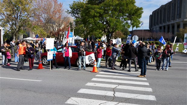 Bruyante manifestation à la Cité-de-la-Santé