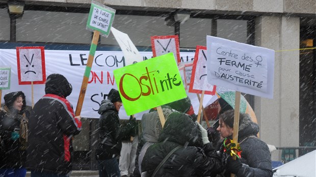 Les organismes communautaires dénoncent l’austérité en fermant leur porte