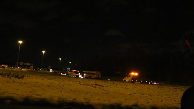Un autobus scolaire entre en collision avec une voiture en panne