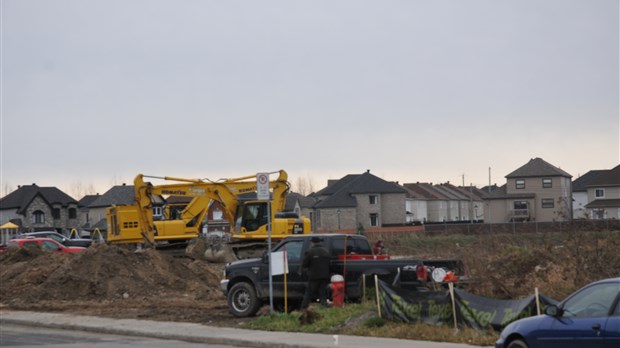 Terrain de soccer parc Stéphanie : les travaux reprendront lundi sous haute surveillance