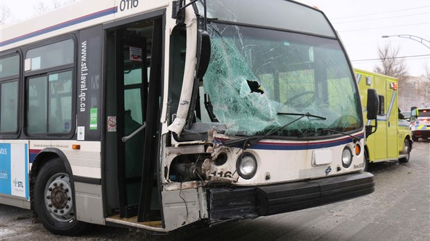 Collision entre un autobus de la STL et un poids lourd