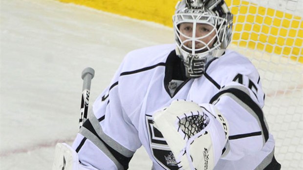 Le gardien de but Jonathan Bernier en échappe une