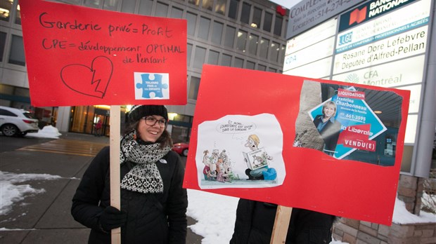 Les CPE ont manifesté devant les bureaux de la ministre Charbonneau