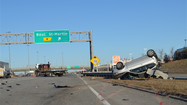 PHOTOS : Un homme gravement blessé dans un accident à Laval