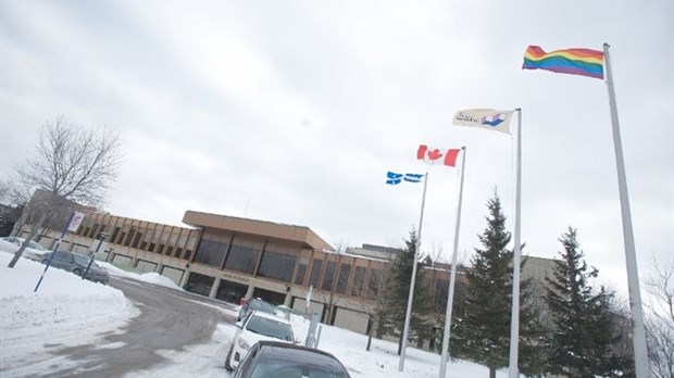 Le drapeau gai flotte sur Laval