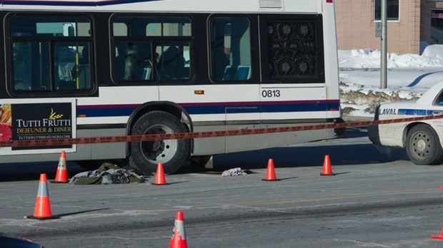 Un piéton heurté par le rétroviseur d’un autobus