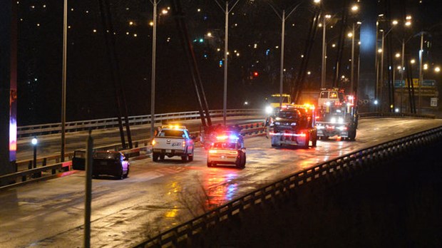 Plusieurs sorties de route sur des ponts de la région de Montréal