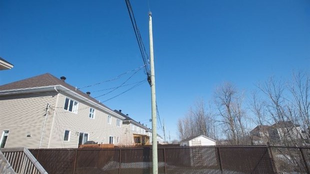 Une ligne électrique au beau milieu de leurs cours