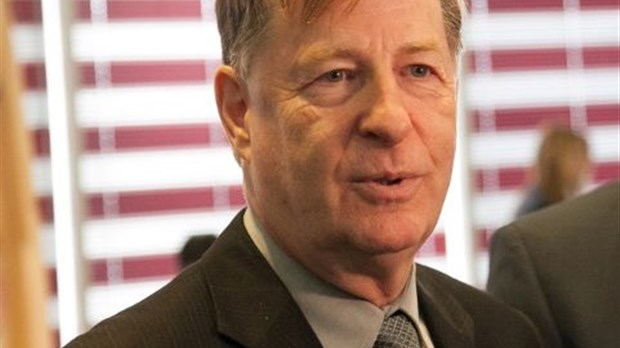 Le maire fait face à un barrage de questions