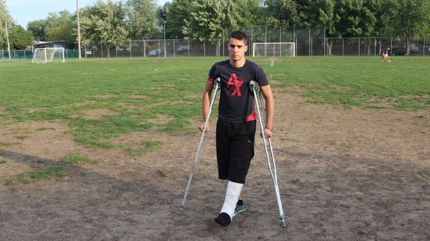 Dans le plâtre en raison d’un terrain de soccer en piètre état