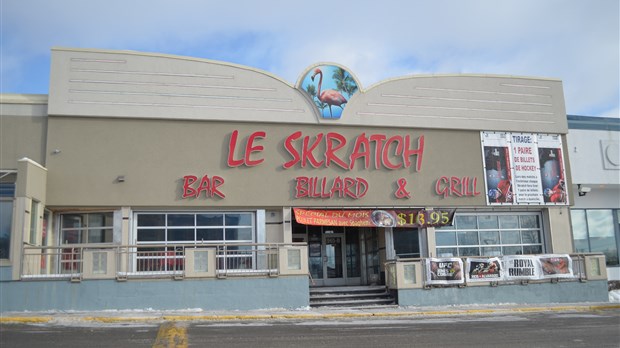 Un homme a été poignardé devant le bar Le Skratch à Laval