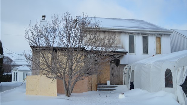 PHOTOS : Un bungalow détruit par les flammes
