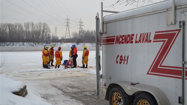 PHOTOS : Les pompiers de Laval s'entraînent au sauvetage sur glace