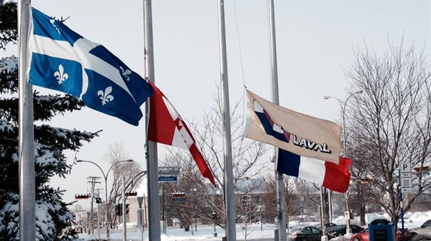 Laval met ses drapeaux en berne en hommage aux victimes de Charlie Hebdo