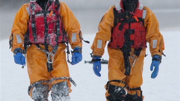 PHOTOS ET VIDÉO : Le sauvetage sur glace à Laval, une course contre la montre