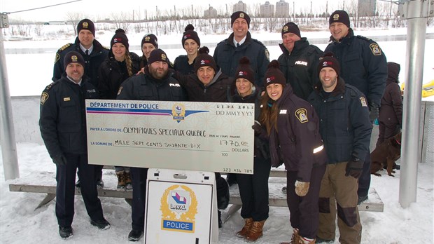 Les policiers de Laval se baignent dans le fleuve