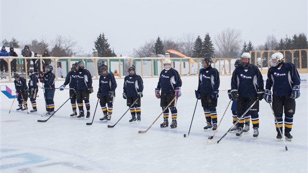 Sur la glace, malgré le temps froid, pour la persévérance scolaire