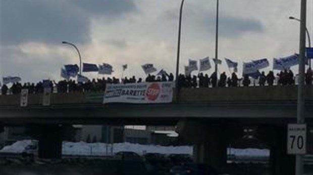 Le SCFP manifeste sur l’autoroute 15 son désaccord sur les réformes en santé
