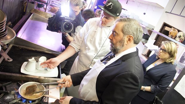 VIDÉO : Thomas Mulcair parle PME et fait flamber un steak