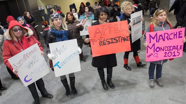 Les femmes marchent contre l'austérité à Laval