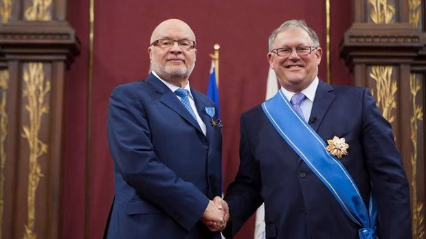 Le député de Laval-des-Rapides félicite Germain Lafrenière pour l’obtention du titre de Chevalier de l’Ordre de la Pléiade